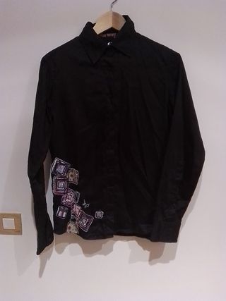 Camisa negra Desigual talla 40 de segunda mano por 7 EUR en Vilafranca del  Penedès en WALLAPOP