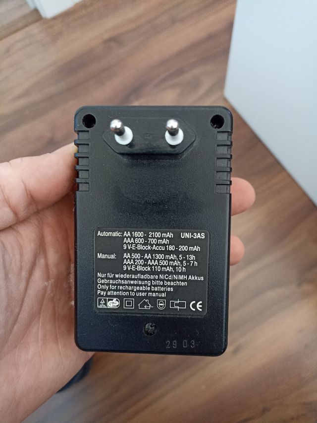 Cargador universal pilas. Marca HAMA