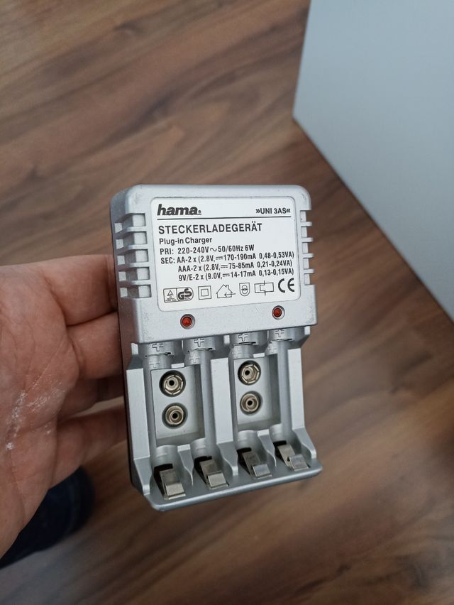 Cargador universal pilas. Marca HAMA