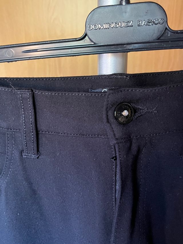 Pantalón negro pitillo