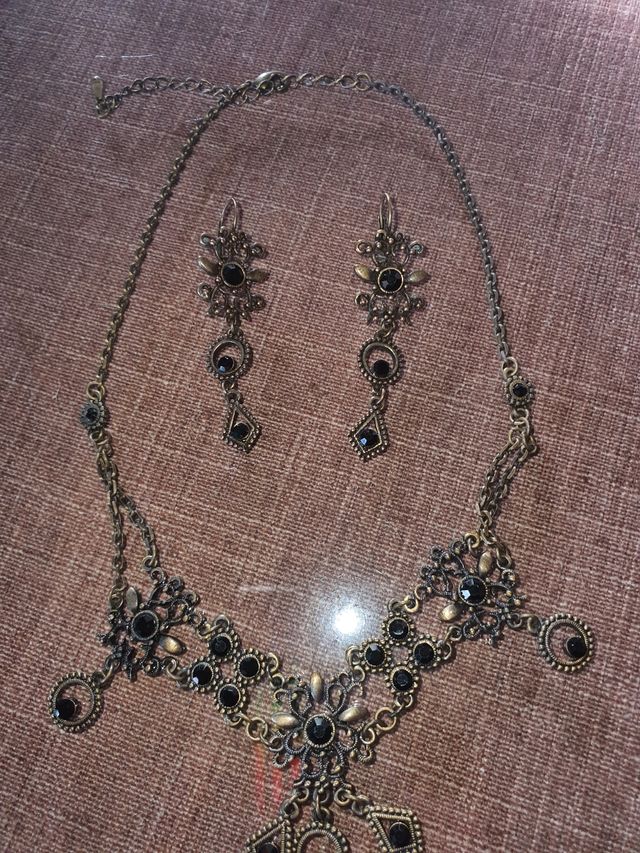 Conjunto collar y pendientes