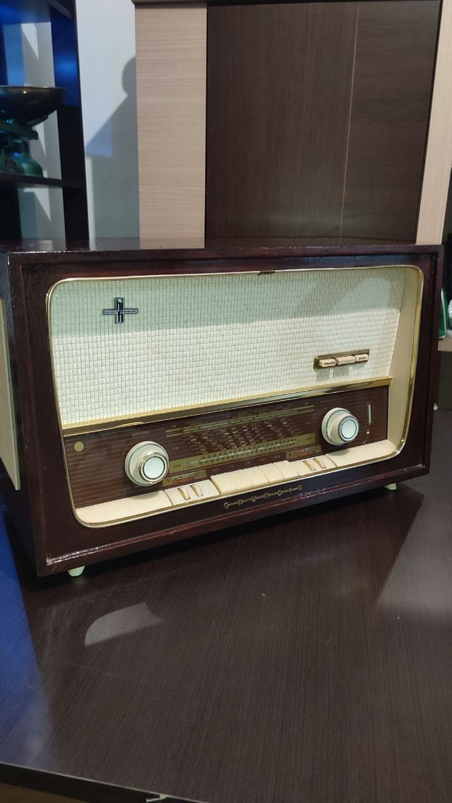 Antigua Radio Grundig en perfecto estado