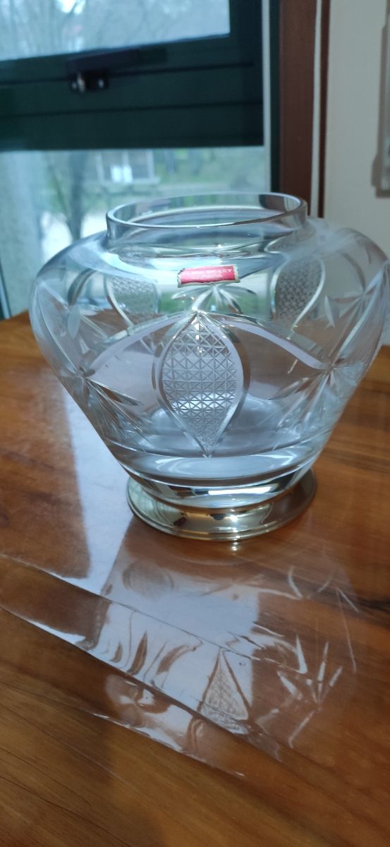 Bombonera de cristal tallado y pie de playa