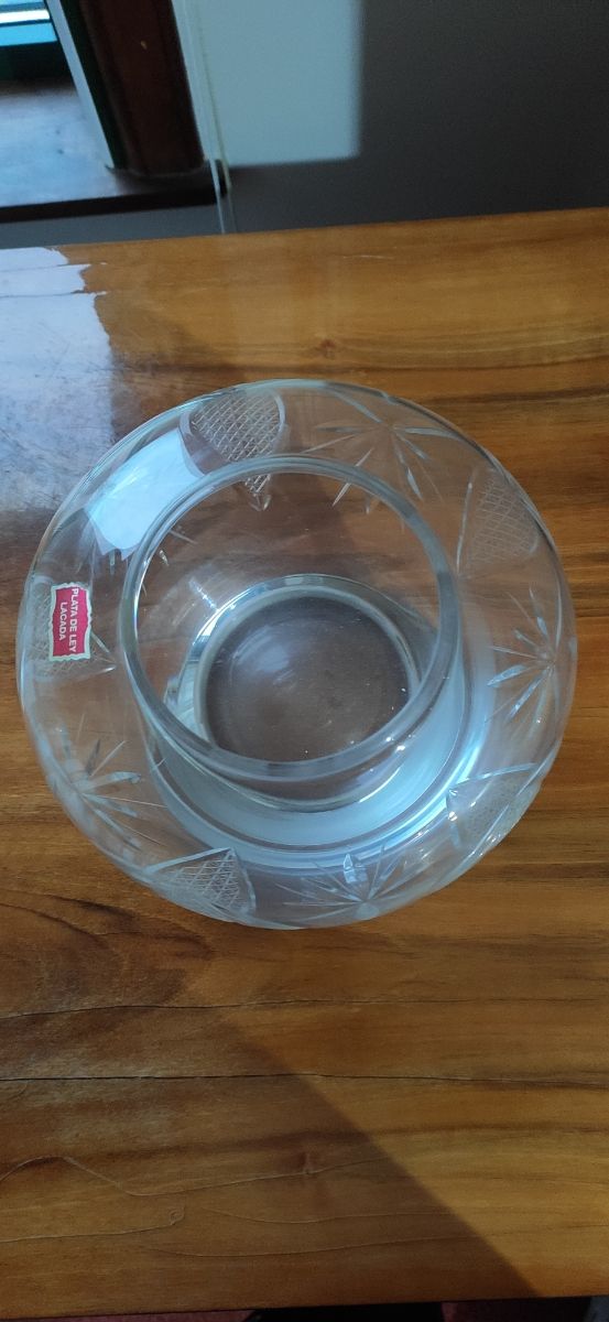 Bombonera de cristal tallado y pie de playa