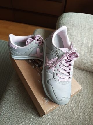 Zapatilla Munich Talla 35 gris y rosa de segunda mano por 16 EUR en Madrid  en WALLAPOP