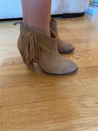 Botin flecos stradivarius de segunda mano por 6 EUR en Palencia en WALLAPOP