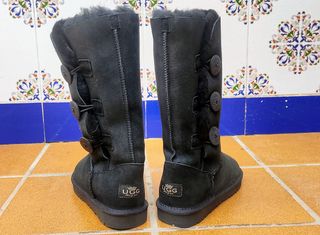 Botas UGG negras altas con botones laterales, 38. de segunda mano por 160  EUR en Madrid en WALLAPOP