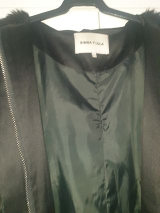 Abrigo pelo negro bimba y lola de segunda mano por 49 EUR en Madrid en  WALLAPOP