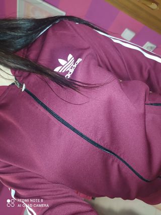 Chaqueta Adidas color burdeos y blanco de segunda mano por 25 EUR en Molins  de Rei en WALLAPOP