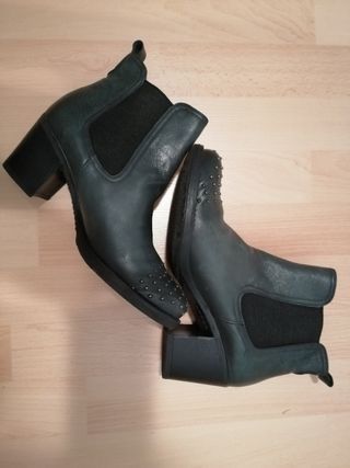 Botines verde oscuro de segunda mano por 10 EUR en Barcelona en WALLAPOP
