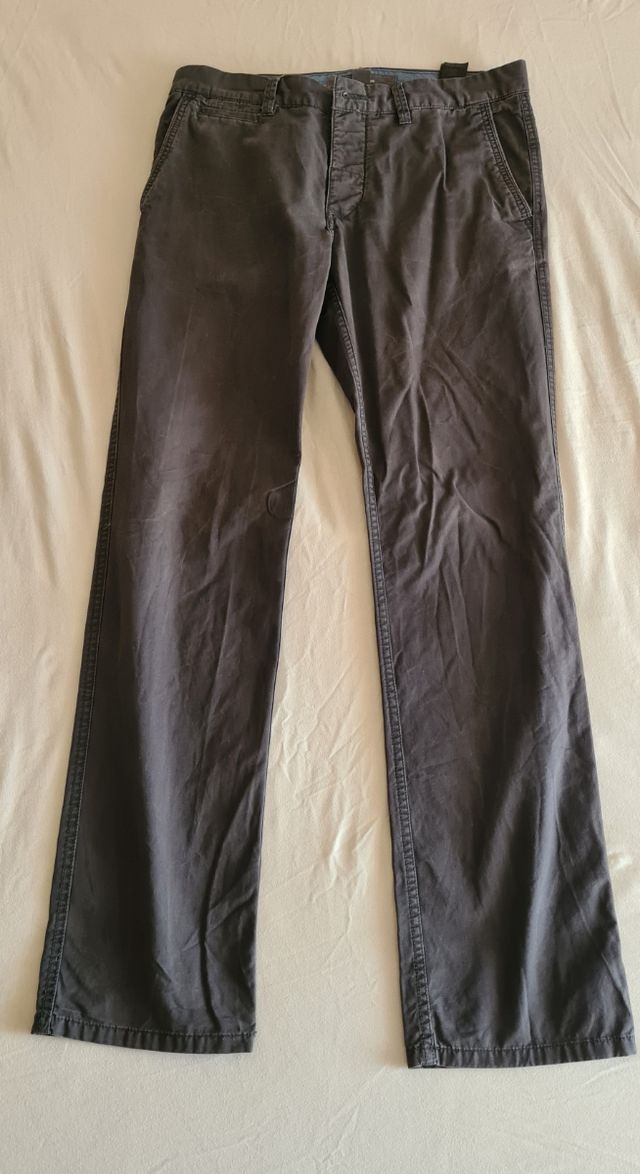 Pantalón gris oscuro