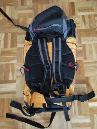 Mochila montaña decathlon 25 l de segunda mano por 15 EUR en Gijón en  WALLAPOP
