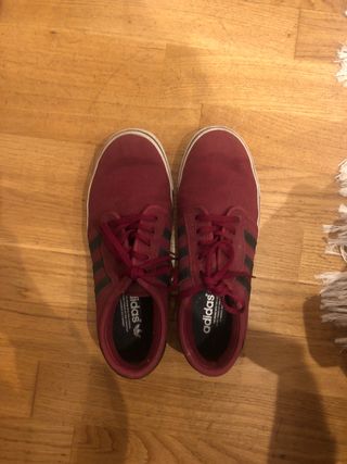 Zapatillas Adidas color granate de segunda mano por 7 EUR en A Coruña en  WALLAPOP