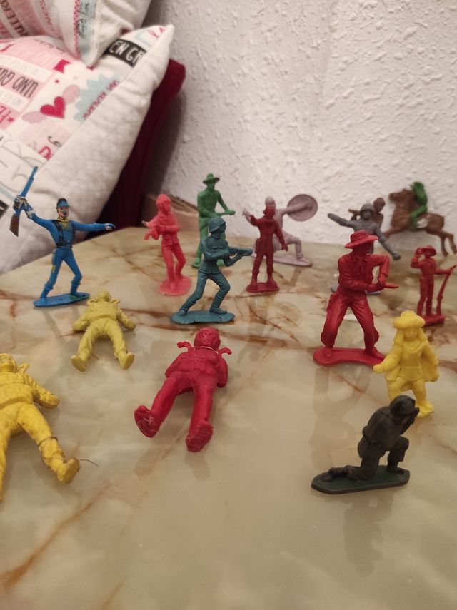 pack de 40 muñecos pvc