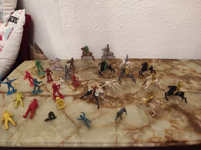 pack de 40 muñecos pvc