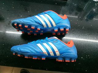 Botas de tacos Adidas 11 core de segunda mano por 20 EUR en Alicante en  WALLAPOP