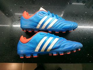 Botas de tacos Adidas 11 core de segunda mano por 20 EUR en Alicante en  WALLAPOP