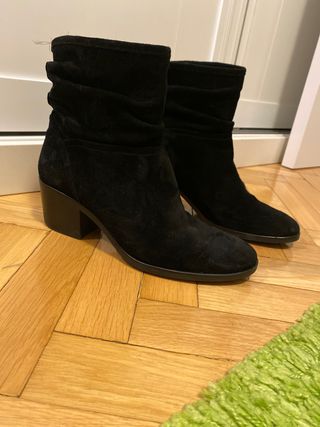 Botines FOSCO de ante negros T.38 de segunda mano por 36 EUR en Fuenlabrada  en WALLAPOP