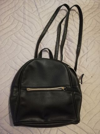 Mochila pequeña negra de Primark. de segunda mano por 8 EUR en Valladolid  en WALLAPOP