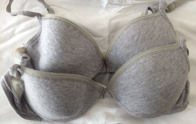 Due reggiseni grigi non imbottiti