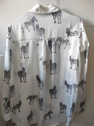 Camisa cebras Zara de segunda mano por 8 EUR en Bilbao en WALLAPOP