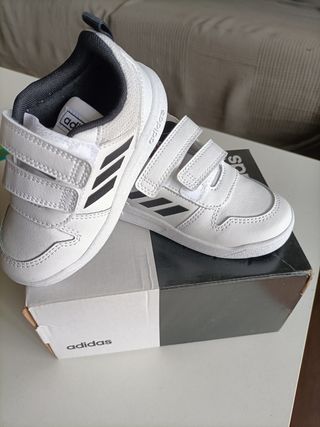 Zapatillas Adidas talla 25 de segunda mano por 12 EUR en Valencia en  WALLAPOP