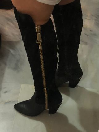 Botas altas negras de piel, Alma en pena N. 37 de segunda mano por 18 EUR  en Almería en WALLAPOP