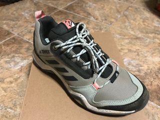 Botas de Montaña Adidas mujer talla 38 de segunda mano por 50 EUR en  L\\'Eliana en WALLAPOP