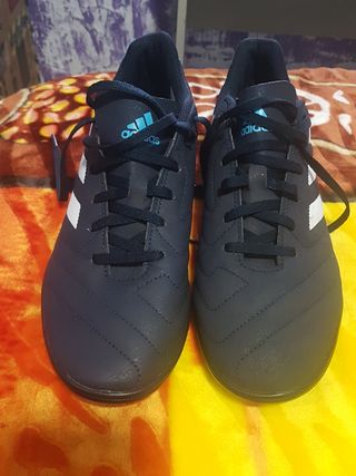 Zapatos de futbol talla 41 de segunda mano por 15 EUR en Alzira en WALLAPOP