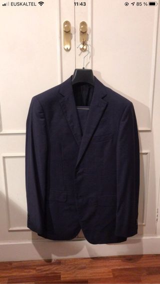 Traje azul marino Massimo Dutti de segunda mano por 50 EUR en Donostia-San  Sebastián en WALLAPOP