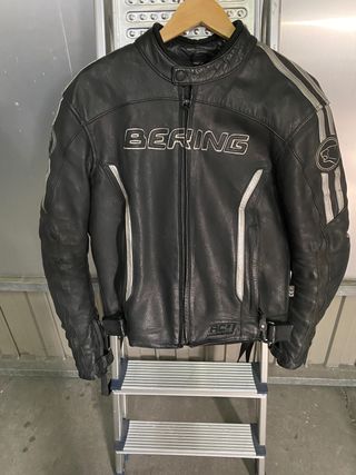 Chaqueta de cuero de moto de segunda mano en San Sebastián de Los Reyes en  WALLAPOP