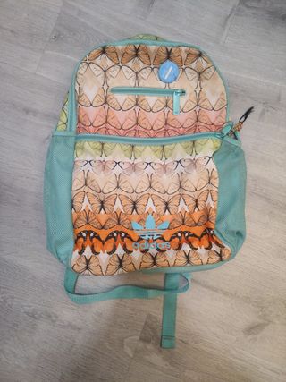Mochila Adidas turquesa con mariposas de colegio de segunda mano por 3 EUR  en Málaga en WALLAPOP