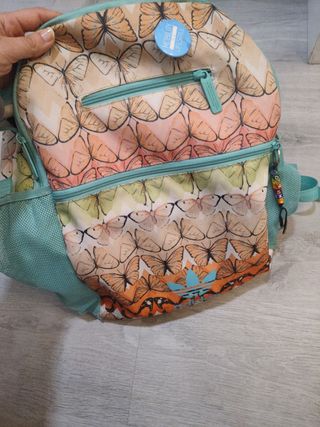 Mochila Adidas turquesa con mariposas de colegio de segunda mano por 3 EUR  en Málaga en WALLAPOP