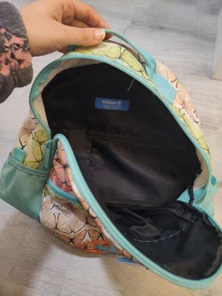 Mochila Adidas turquesa con mariposas de colegio de segunda mano por 3 EUR  en Málaga en WALLAPOP
