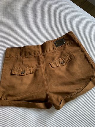 Pantalón corto invierno mujer de segunda mano por 10 EUR en Vigo en WALLAPOP