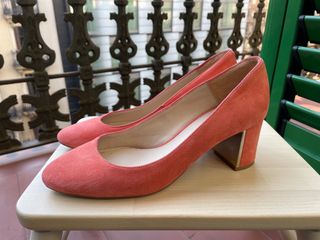 Zapatos ante color salmón del 36. de segunda mano por 35 EUR en Barcelona  en WALLAPOP