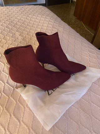 Botín tipo calcetín granate número 38 de segunda mano por 15 EUR en  Sabadell en WALLAPOP