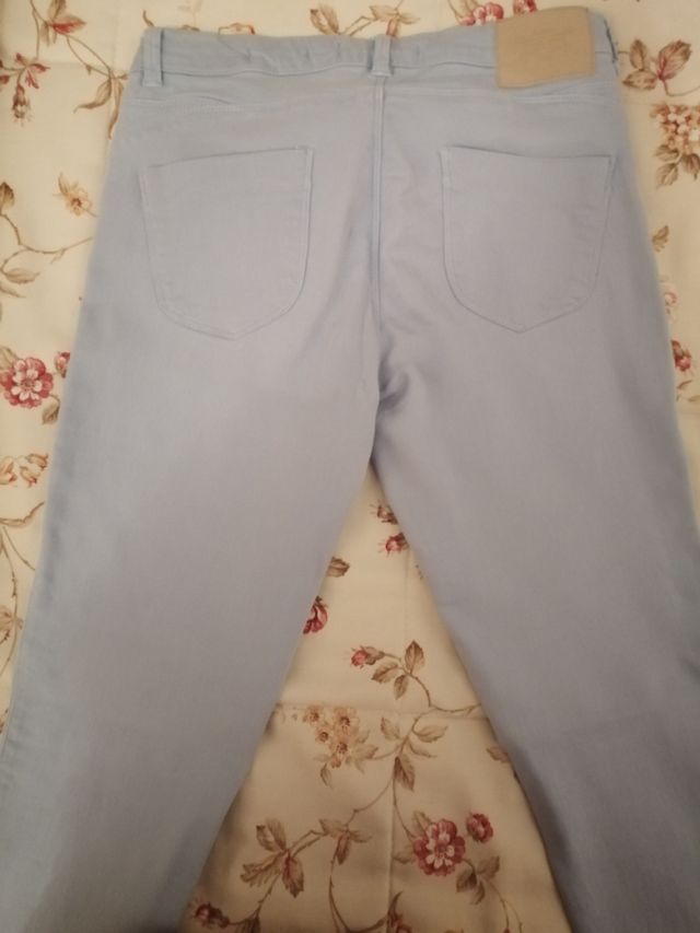 Pantalón azul clarito