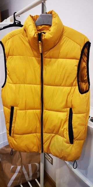 Chaleco amarillo hombre Zara. de segunda mano por 10 EUR en Madrid en  WALLAPOP