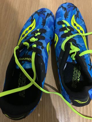 Zapatillas clavos atletismo Saucony, talla 37,5 de segunda mano por 40 EUR  en Barcelona en WALLAPOP
