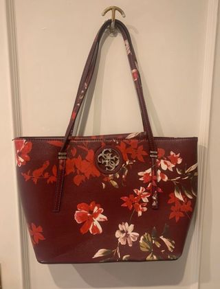 Bolso flores guess de segunda mano por 35 EUR en Santurtzi en WALLAPOP
