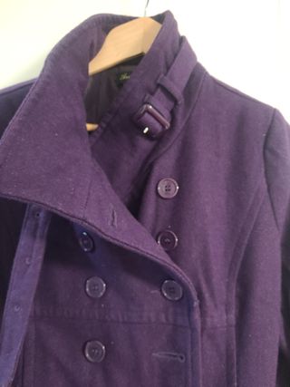 Abrigo color berenjena de segunda mano por 6 EUR en Zaragoza en WALLAPOP