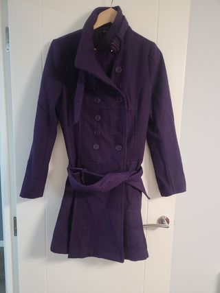 Abrigo color berenjena de segunda mano por 6 EUR en Zaragoza en WALLAPOP