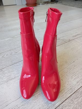 Botines rojo charol, tacon estrella de segunda mano por 25 EUR en Madrid en  WALLAPOP