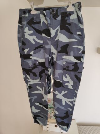 Pantalon camuflaje Bershka talla 36. de segunda mano por 5 EUR en Finestrat  en WALLAPOP