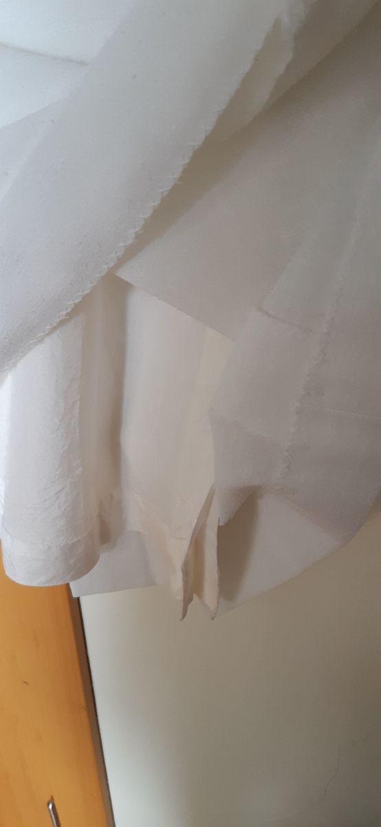 Falda T. S blanca forrada y tablas delante 