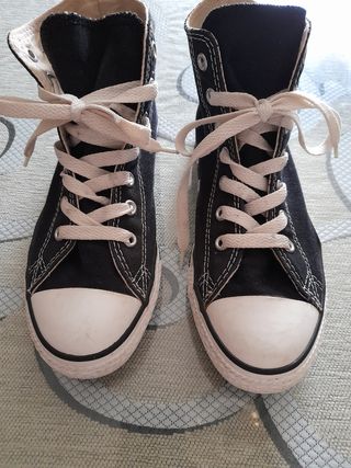 Zapatillas converse altas mujer negras de segunda mano por 25 EUR en  Guareña en WALLAPOP