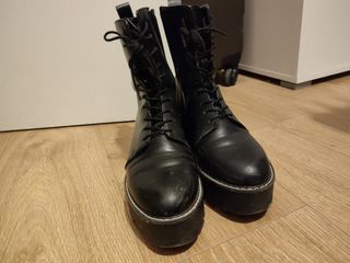 Botines negros tipo militar de segunda mano por 15 EUR en Gavà en WALLAPOP