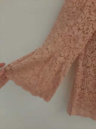 Blusa guipur Zara nueva de segunda mano por 15 EUR en Barcelona en WALLAPOP