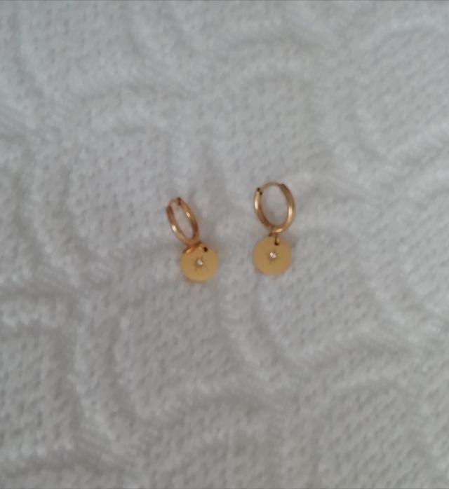 preciosos pendientes de acero, tono dorado